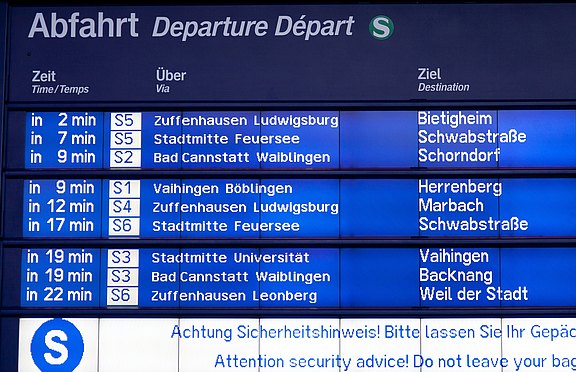 Energiesparende LED Anzeigen auf Bahnhöfen