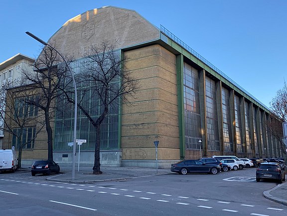 Behrens' AEG-Turbinenhalle in der Berliner Huttenstraße