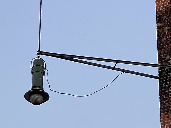Von Behrens entworfene Bogenlampe