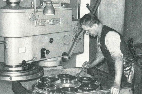 Feinarbeit in der Kasseler Kühlschrankfabrik