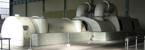 Generator und Turbine in der Maschinenhalle eines Kraftwerkes Generator und Turbine in der Maschinenhalle eines Kraftwerkes
